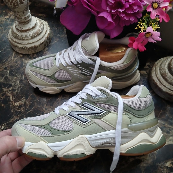 New Balance 9060 Comfort/Streetwear Lifestyle Shoes Size 5 Youth/6.5 Women - Picture 4 of 13